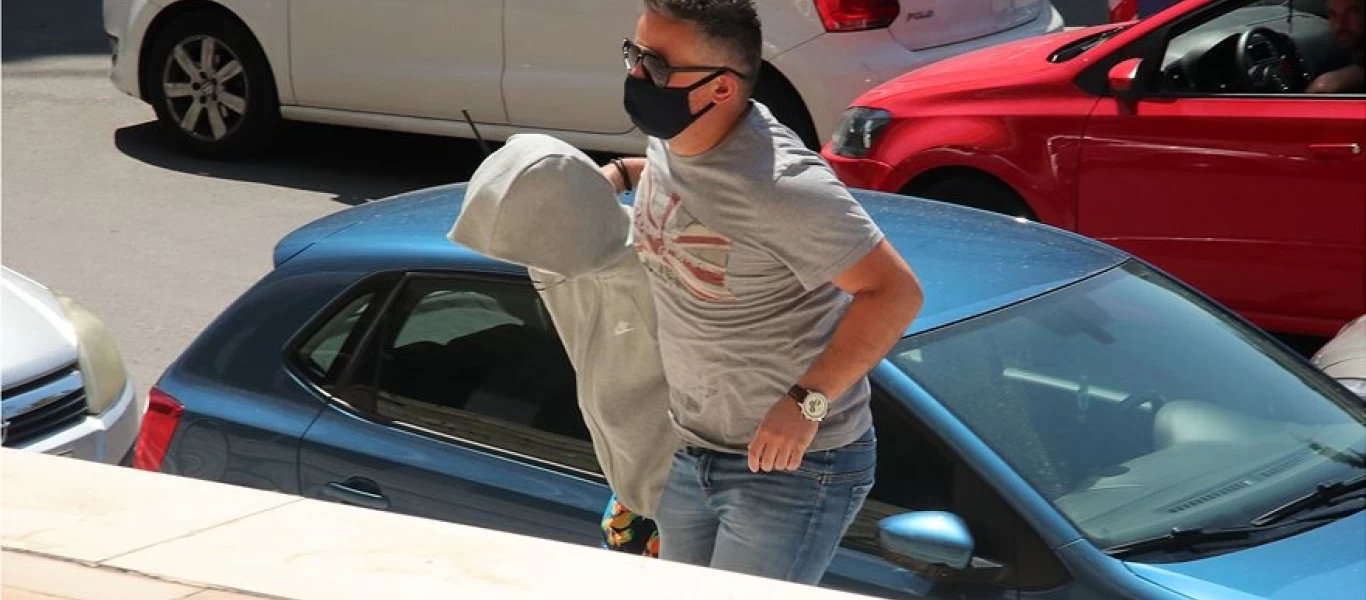 Απαγωγή Μαρκέλλας: Με κουκούλα και με σκυμμένο το κεφάλι έφτασε στα δικαστήρια η 33χρονη (βίντεο-φωτο)